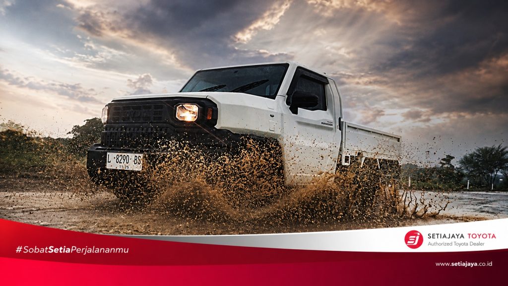 Toyota Hilux Rangga melintasi medan berlumpur dengan frame Setiajaya Toyota