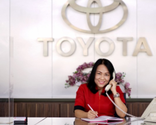 Resepsionis Setiajaya Toyota di ruang showroom