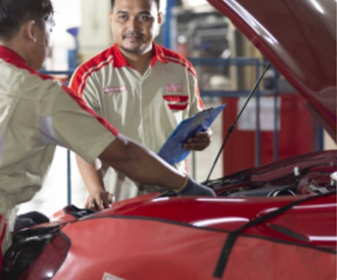 Teknisi Setiajaya Toyota sedang memeriksa kendaraan